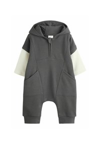 Grauer Kapuzenoverall mit kurzen Ärmeln, ausgestattet mit vorderen Taschen und einem Viertelreißverschluss. Der Stoff hat eine glatte Textur mit kontrastierenden Cremeakzenten.