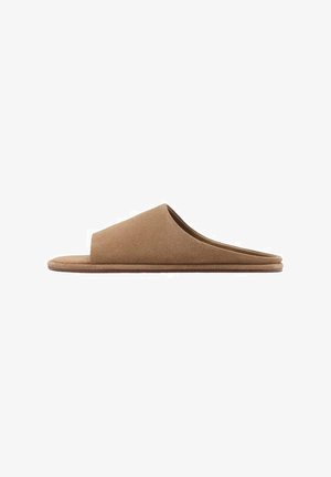 Papuci din suede maro, cu slip-on și ușor de purtat, cu o deschidere superioară largă și talpă plată, având un design minimalistic și o suprafață moale texturată.