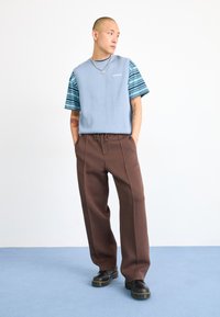 Nike Sportswear TAILORED - Treniņtērpa apakšdaļas - baroque brown/(baroque brown)
