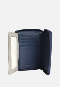 Portafoglio in pelle blu navy con zip; presenta più scomparti per carte, una finestra ID trasparente e una texture interna liscia.