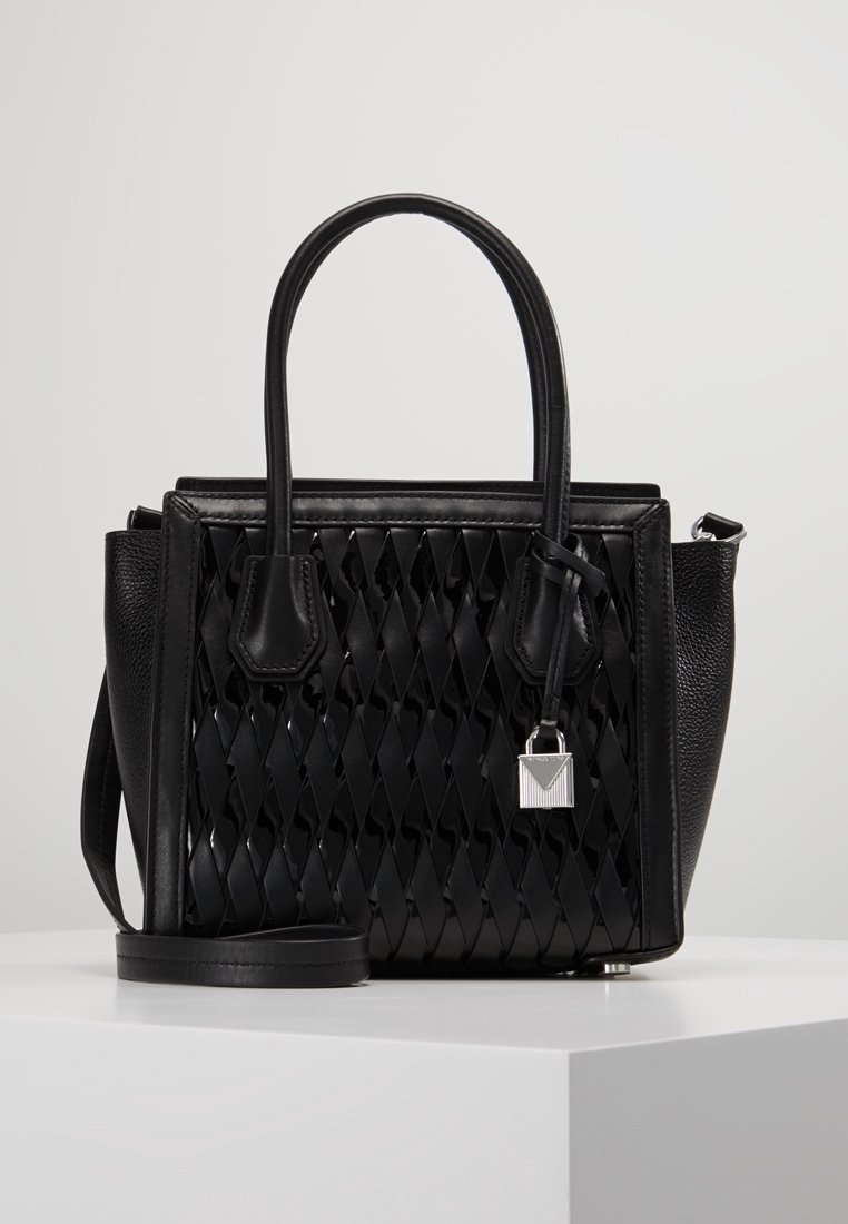 Sac à main noir avec une texture tissée, des accents en cuir lisse, des poignées doubles, une bandoulière amovible et un détail de cadenas décoratif.
