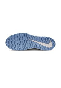Nikeova potplat cipela u svijetloplavoj boji s teksturiranim uzorkom za prianjanje, sadrži bijeli logo i aerodynamican dizajn za proklizavanje i potporu.