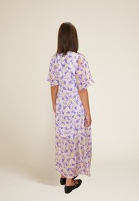 Maxikjole i lett materiale med blomsterprint i lilla og gule toner, korte ermer og avslappet passform.