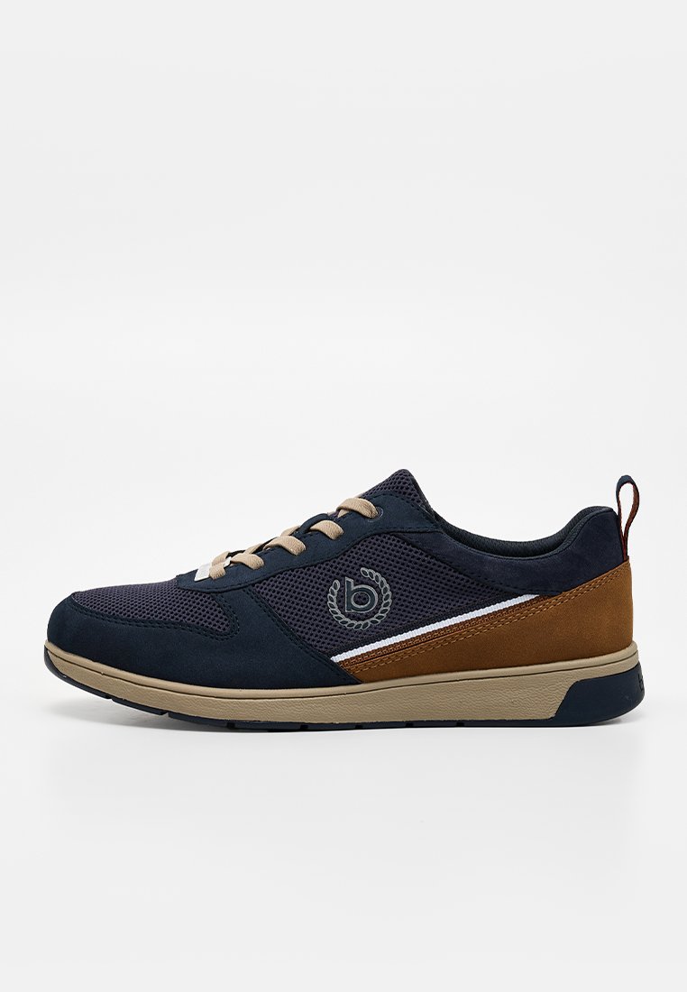 Marineblauer Sneaker aus Mesh-Stoff, mit braunem Wildleder-Fersenbereich und beiger Sohle. Verfügt über Schnürsenkel und ein kreisförmiges Logo an der Seite.