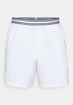 Weiße Shorts mit einem elastischen Bund, verziert mit navyblauen und weißen Streifen. Glatte Textur, seitliche Taschen und ein Logo-Akzent auf der unteren linken Seite.
