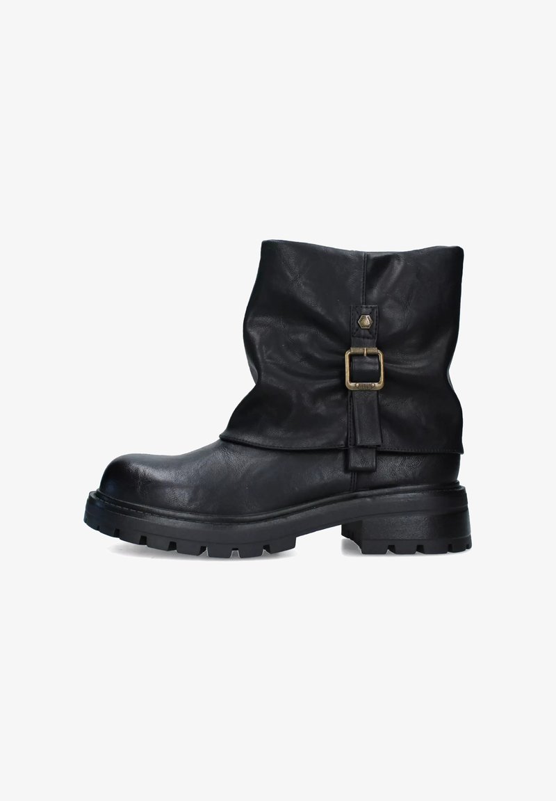 Stivale alla caviglia in pelle nera con parte superiore piegata, fibbia decorativa in bronzo, suola spessa con battistrada e tacco basso a blocco.