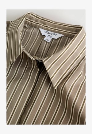 Barna és bézs csíkos ing klasszikus gallérral, sima anyagból készült, keskeny fehér csíkokkal. A címke látható a gallér belső oldalán.