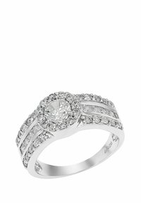 Anello in tonalità argento con un diamante rotondo centrale circondato da diamanti più piccoli, con tre bande parallele su ciascun lato e una finitura lucida.