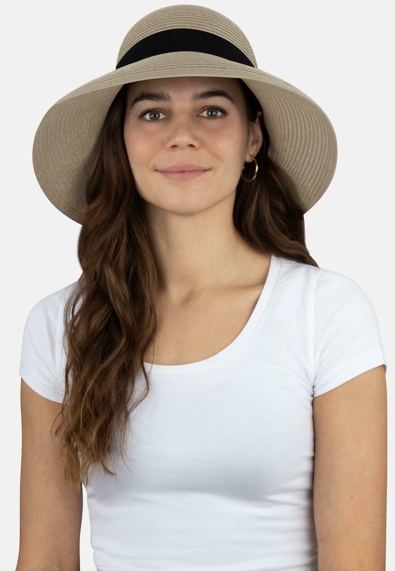 Breiter Strohhut in hellem Beige mit einem schwarzen Band. Das Design zeichnet sich durch eine strukturierte Webart aus, die Sonnenschutz und Belüftung bietet.