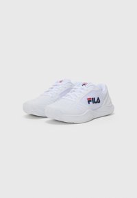 Un paio di scarpe sportive bianche FILA con dettagli in rete, chiusura con lacci e logo del marchio sul lato e sulla linguetta, mostrato su uno sfondo semplice.