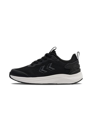 Czarny sportowy sneaker z białą podeszwą, sznurowanym designem, pętelkami ułatwiającymi zakładanie na języku i pięcie oraz teksturowanym wzorem w kształcie jodełki po boku.