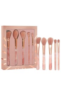 Zestaw ośmiu pędzli do makijażu z miękkim różowym włosiem, różowozłotymi skuwkami i jasnoróżowymi marmurkowymi rączkami, zaprezentowany w dekoracyjnym pudełku.