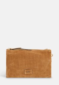 Suède clutch in tan met een gouden ritssluiting, met een rechthoekige vorm en een klein leren logo-patch. Glad oppervlak en minimalistisch ontwerp.