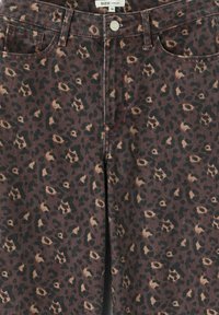 Jeans à imprimé léopard dans des nuances de marron et noir, avec cinq poches, une fermeture à bouton et une coupe droite.