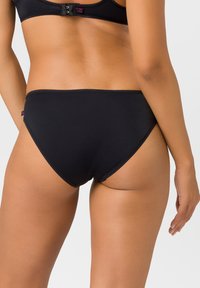 Schwarze Bikini-Unterteil mit klassischem Schnitt, glatter Textur und ohne Muster. Es hat eine niedrige Taille und minimale Nähdetails.