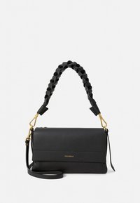 Črna usnjena torba za ramo s pletenim ročajem, zlato kovinsko opremo, zapiranjem s poklopcem in dodatnim tankim trakom, na sprednji strani z zlatimi črkami z napisom "Coccinelle".