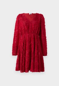 Rotes Langarmkleid mit strukturiertem, fransigem Stoff, V-Ausschnitt, tailliertem Schnitt und knielangem, ausgestelltem Rock auf weißem Hintergrund.