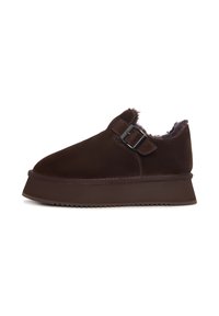 Bruine suède instap-schoen met een accent van een gesp, zachte voering en een dikke, gegroefde zool voor duurzaamheid en comfort.