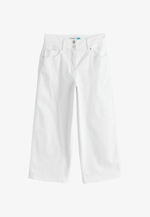 Balti, platas kājas īsi kapri bikses ar priekšpuses pogu aizdari, jostas cilpām un priekšējām un aizmugurējām kabatām, attēlotas uz baltas fona.