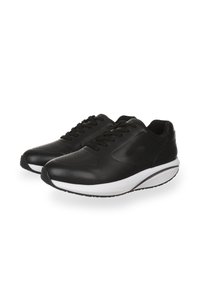 Czarne skórzane sneakersy z gładką cholewką, białą podeszwą środkową, sznurowaniem oraz perforowanymi detalami w okolicy palców dla wentylacji.
