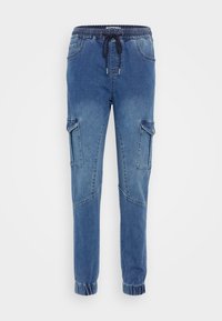 Denim jogger hlače u srednje plavoj boji, sa elastičnim pojasom i špagom, bočnim džepovima i rebrastim manžetama na gležnjevima.