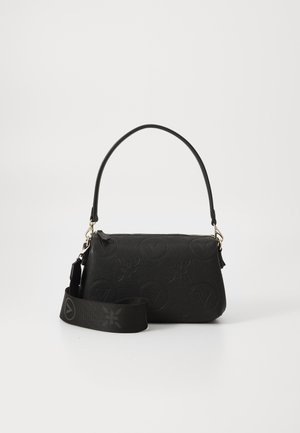 Czarna skórzana torebka z tłoczonymi okrągłymi wzorami, krótkim uchwytem i odpinanym szerokim materiałowym paskiem na ramię na białym tle.