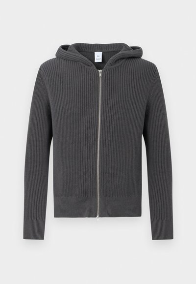 Σκούρα γκρι πλεκτή ζακέτα με φερμουάρ, ριμπ υφή και μακριά μανίκια, απεικονίζεται πάνω σε ανοιχτό φόντο.