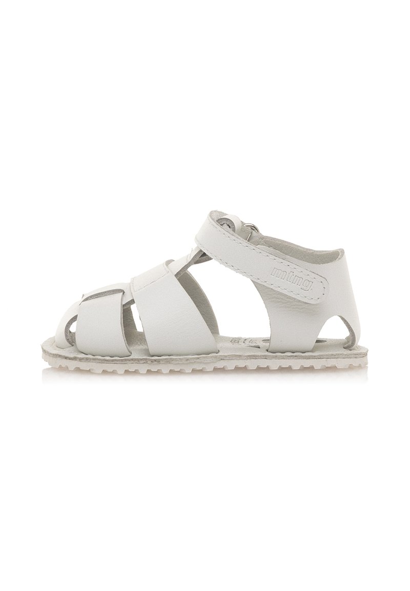Sandalias de cuero blanco con múltiples correas, diseño abierto, cierre de Velcro y suela texturizada para mayor tracción.