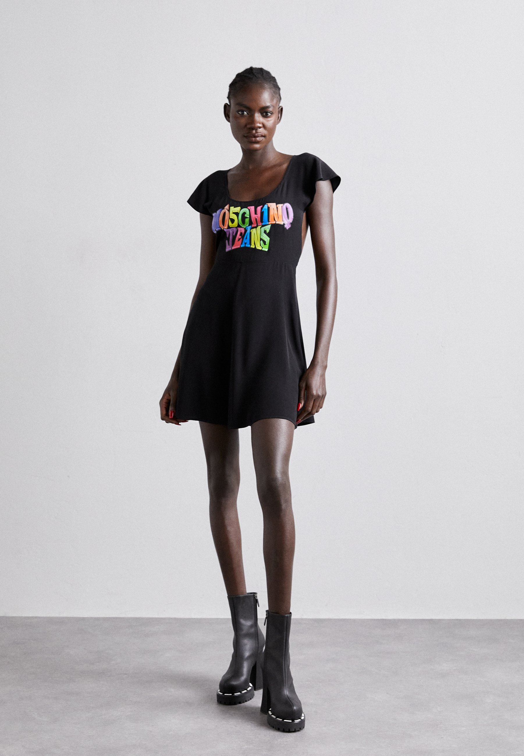 ワンピース MOSCHINO JEANS Woman Dress Black 04693240 1555 22364472_52293662_600.jpg