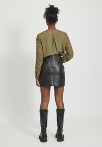 Object OBJZOE - Blusa - burnt olive