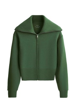 Zöld cipzáras dzseki széles bordázott gallérral, bordázott mandzsettákkal és szegéllyel, fehér háttér előtt bemutatva.