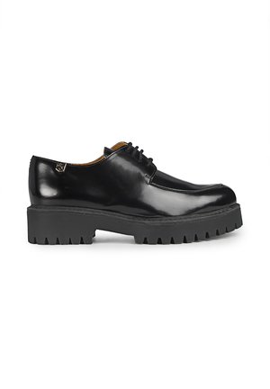 Zapatos de piel negra con cordones, acabado brillante, suela de goma negra gruesa y bordes dentados; presenta un sutil detalle del logo en el lado.