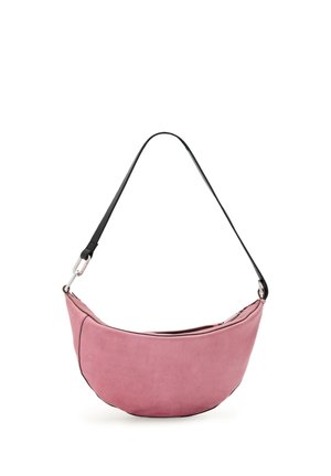 Sac d'épaule en daim rose en forme de croissant avec une sangle noire réglable et des attaches en métal argenté.