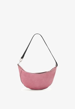 Roze suède schoudertas in halvemaanvorm met zwarte verstelbare riem en zilverkleurige metalen bevestigingen.