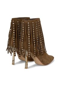 Bottines en suede marron avec des franges et des clous métalliques sur les côtés, dotées d'un talon géométrique transparent.
