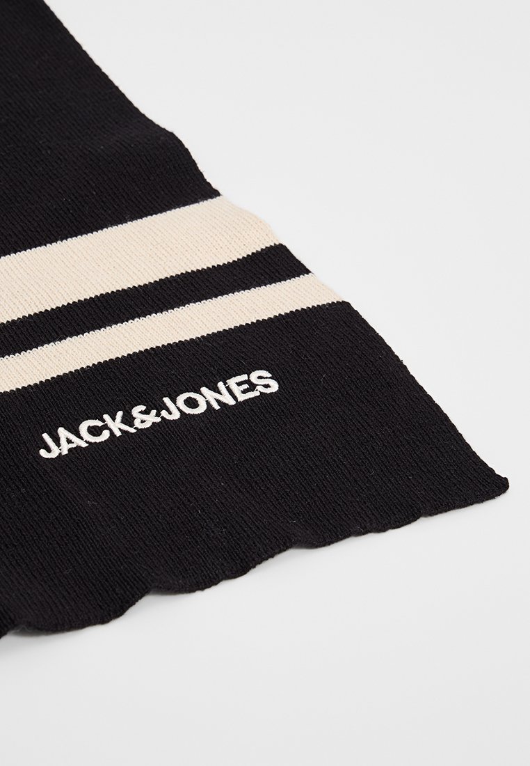 Zwarte gebreide sjaal met crèmekleurige strepen en een gegolfde rand. Bevat het "JACK & JONES" logo in witte borduursel nabij de onderkant.