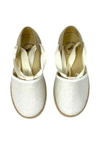 Espadrillas bianche con parte superiore testurizzata, caratterizzate da ampie cinghie di tessuto bianco e una suola in corda naturale. Design semplice e funzionale.