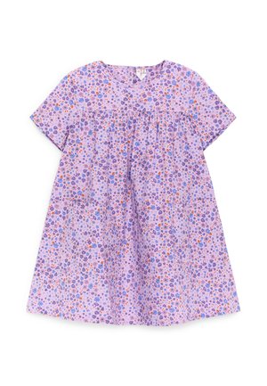 Robe lilas à manches courtes, col rond, taille froncée, grandes poches devant et petit motif floral violet, bleu et orange.