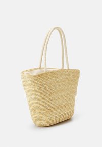 Borsa tote in paglia intrecciata naturale con due manici rotondi e fodera in tessuto beige, mostrata su uno sfondo bianco uniforme.