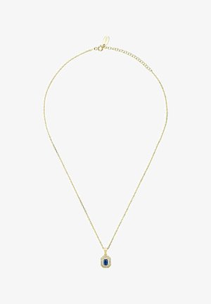 Collier en chaîne dorée avec un pendentif en forme de rectangle orné d'une pierre précieuse bleue entourée de petites pierres claires et un fermoir avec une chaîne d'extension.