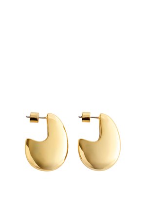 Poros blizgančių auksinių pusapvalių auskarų su įsisegimais baltame fone.