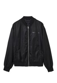 Veste bomber en satin noir avec fermeture éclair frontale, col et poignets côtelés, poches latérales et logo "ALLSAINTS" discret sur la poitrine.