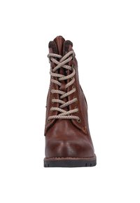 Botte en cuir marron à lacets avec col rembourré et semelle robuste, vue de face sur fond blanc.