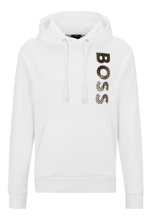 Bílá mikina s kapucí a přední kapsou, stahovací šňůrkou na kapuci a svislým černozlatým vzorem textu „BOSS“ na levé straně hrudi.