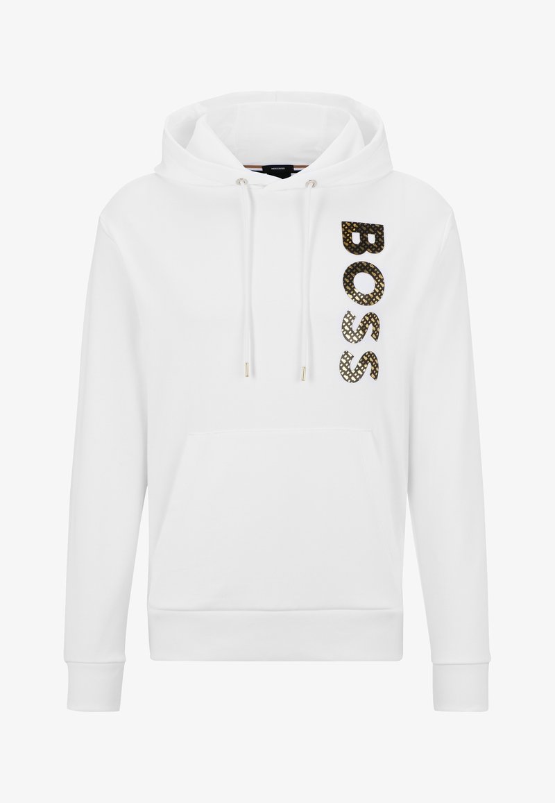 Sweat à capuche blanc avec poche avant, cordon de serrage à la capuche et texte "BOSS" vertical en motif noir et or sur le côté gauche de la poitrine.