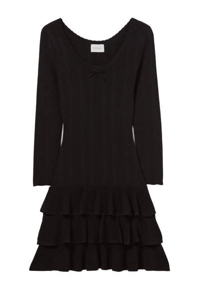 Abito nero in maglia a coste con scollatura ampia, maniche lunghe e orlo svasato con volant a tre livelli. Include un fiocco decorativo.