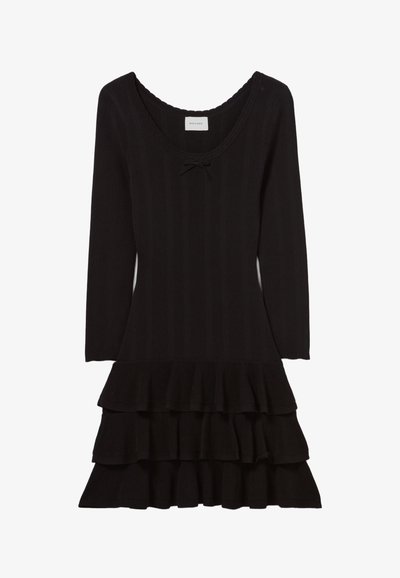 Robe en tricot noir à côtes avec un large décolleté en scoop, des manches longues et un ourlet évasé à volants avec trois niveaux. Inclut un nœud décoratif.