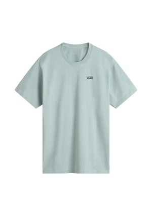 Camiseta de algodón azul claro con cuello redondo, mangas cortas y un pequeño logo negro de Vans impreso en el lado izquierdo del pecho.