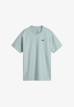 Ljusblå bomulls t-shirt med rund hals, korta ärmar och en liten svart Vans-logotyp tryckt på vänster bröst.