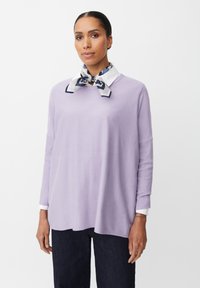 Maglione in lavanda a maglia con una vestibilità rilassata, maniche lunghe e una texture a coste. Abbinato a una camicia bianca con colletto e a una sciarpa fantasia.